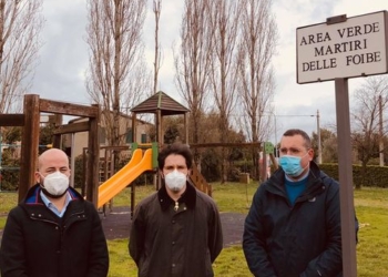 Il centrodestra depone omaggio floreale sotto la targa marmorea che ricorda il massacro delle Foibe