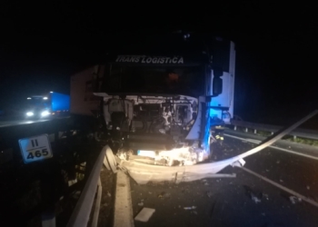 Incidente in autostrada, tir carico di generi alimentari sfonda guard rail e finisce nella carreggiata opposta