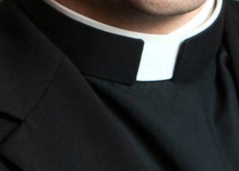 Pantaloni e giacca neri, camicia scura e collarino bianco: si veste da prete e dice messa, ma è un laico. Denunciato dalla Polizia per “sostituzione di persona”