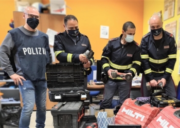 Inseguimento sull’A1, gli agenti della Polstrada di Orvieto bloccano auto in fuga: recuperata attrezzatura da cantiere rubata