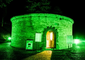 Il Pozzo di San Patrizio torna a illuminarsi di verde per un Global Greening nel segno della speranza