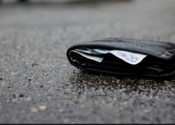 Trova portafoglio con mille euro e lo restituisce al proprietario