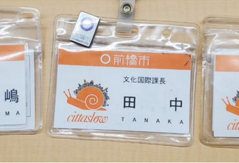 La città di Maebashi griffa con la chiocciola cittaslow i tesserini di tutti i dipendenti comunali