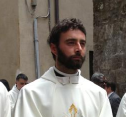 Don Riccardo Ceccobelli lascia la tonaca e torna alla vita civile: “Mi sono innamorato”