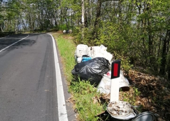 Rifiuti abbandonati a Torre Alfina, cittadini al lavoro per ripulire l’ambiente