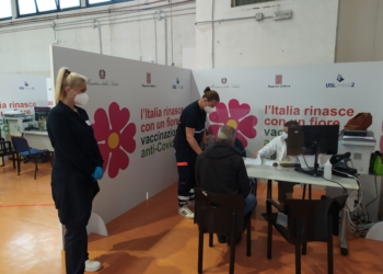 Campagna vaccinale, primo giorno per gli over 60, in poche ore già prenotati in seimila