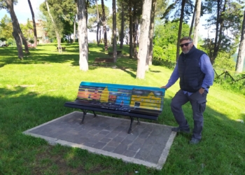 Parco del Pinaro la quinta panchina dipinta ha i versi del Mahatma Gandhi