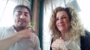 Parlare senza voce, ascoltare con il cuore. Come la docente Paola Torcolini è riuscita a far cantare in Lis bambini sordi