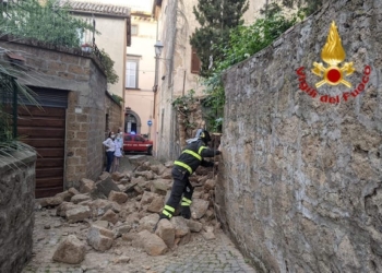 Paura nel centro storico, crolla una porzione di muro in tufo in Via degli Orti