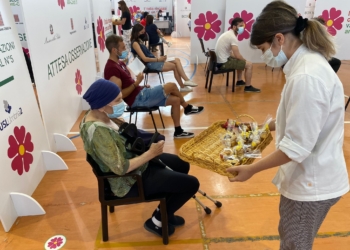 Studenti e insegnanti dell’istituto alberghiero nel punto vaccinale “Casagrande” con un importante gesto di vicinanza