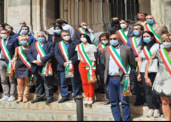 Sindaci in piazza per chiedere la riapertura a pieno regime di tutti gli uffici postali e il prolungamento degli orari