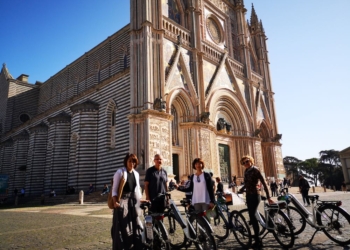 Il fascino di Orvieto e dell’Etruria a colpi di pedale, spopolano i “bike-tour” a contatto con la natura per un’estate outdoor