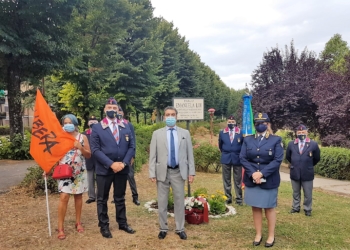 Fiori al parco di Viale Trento in ricordo di Emanuela Loi
