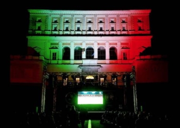 Palazzo Farnese diventa tricolore per l’Italia