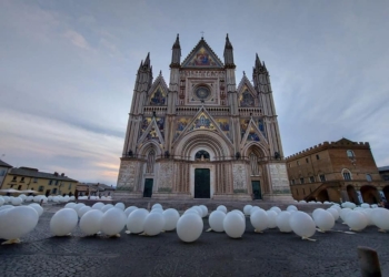 Quattrocento palloni bianchi in Piazza Duomo, la Rupe si sveglia con “La Rinascita” dell’artista Maurizio Rosella