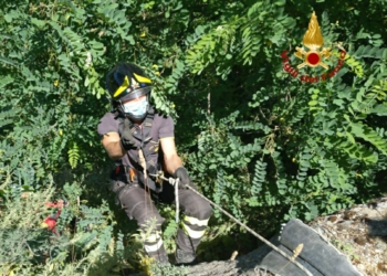 Donna cade in un dirupo vicino casa a Sugano. Intervengono vigili del fuoco, Sasu e carabinieri