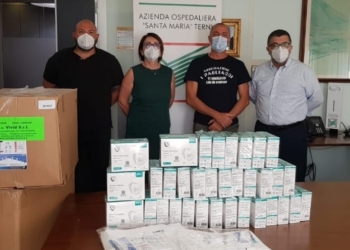 Millecinquecento mascherine e cento camici: nuova donazione dai Pagliacci per il personale del Santa Maria