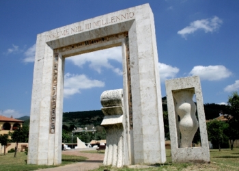 Arco Coscienza planetaria compie 20 anni. Contiene anche pietra bomba atomica Nagasaki