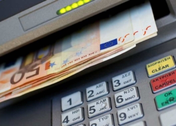 Sottrae 25.000 euro ad un’anziana, denunciata dipendente di una Rsa