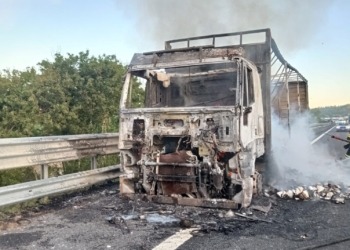 In fiamme tir carico di carta lungo l’A1, rallentamenti tra Chiusi e Fabro