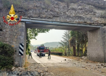 Crollo di alcune porzioni del ponte sulla Strada dell’Arcone, chiuso il tratto fino alla messa in sicurezza