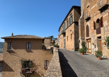 Infiltrazioni d’acqua sotto Via Malabranca, alcuni monumenti a rischio