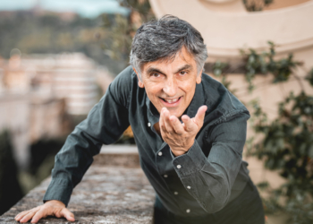 Teatro Mancinelli “tutto esaurito” per il debutto del nuovo spettacolo di Vincenzo Salemme: “Napoletano? E famme ‘na pizza”