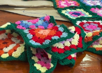 A Trevinano si accende l’albero di Natale realizzato con 1300 mattonelle di lana