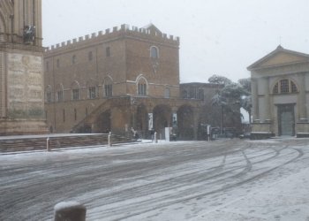 Neve in tutto l’Orvietano, lo spettacolo del Duomo imbiancato
