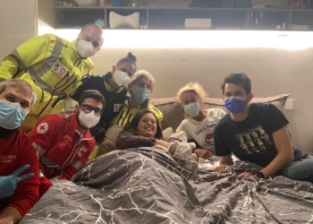 Il bebè ha “fretta” di nascere, il pronto intervento di un equipaggio del 118 permette un parto domiciliare