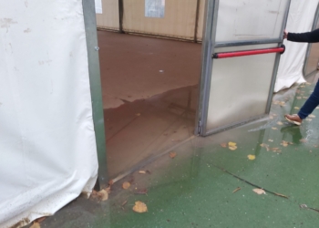 Scuola elementare di Ciconia, quando piove si allagano gli ingressi della tensostruttura per la ginnastica dei bambini