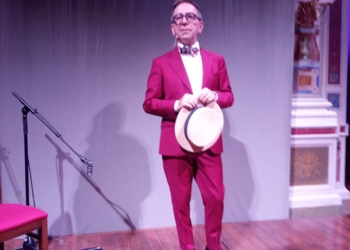 Sempre fiori mai un fioraio: Pino Strabioli con paglietta e sentimento omaggia Paolo Poli