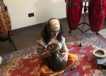 L’incredibile universo di Clarissa, da Monterubiaglio all’Africa la musica che crea legami