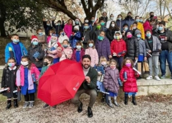 Montecchio, ombrellini colorati in dono agli studenti da parte dell’amministrazione comunale