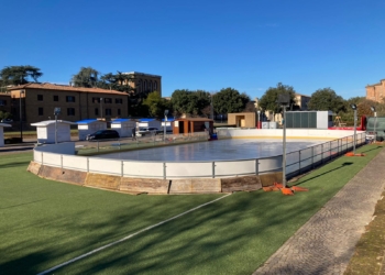 Apre al pubblico la pista del ghiaccio in piazzale Mario Frustalupi. C’è anche l’area food