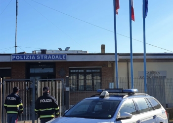 Sequestra la sua ex fidanzata poi tenta di violentarla, la Polizia intercetta l’auto e salva la ragazza