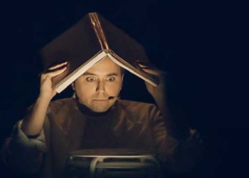 “Emilio Celata è Anna Karenina. Viaggio in un magone di prima classe” al Teatro Boni