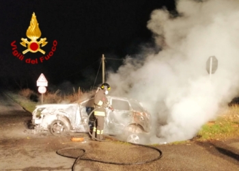Mistero ad Alviano, auto avvolta dalle fiamme in piena notte ma non c’è nessuno