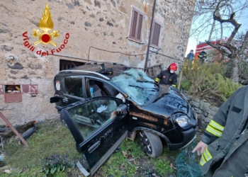 Perde il controllo dell’auto lungo la discesa della Dritta del Marchigiano, ferito un 80enne