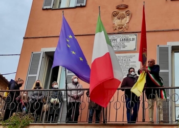 A Ficulle la bandiera del Comune a mezz’asta e diminuzione del consumo energetico per esprimere contrarietà alla guerra in Ucraina 