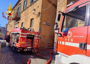 Fiamme in un appartamento del centro storico, intervento dei VVff