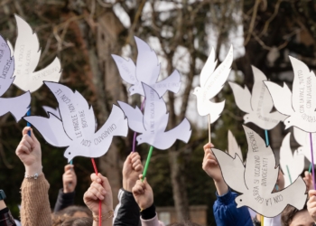 Con la scuola per la pace, gli studenti del “Luca Signorelli” fanno risplendere i sette colori della bandiera della pace