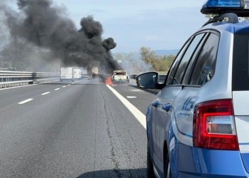 Auto in fiamme in Autostrada, traffico rallentato. Illesa la conduecente