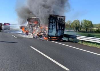 Autoarticolato in fiamme sull’A1, illeso il conducente. Sul posto Stradale, Vvff e personale Autostrada