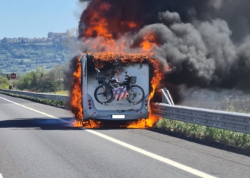 Camper in fiamme lungo l’autostrada, paura per una famiglia