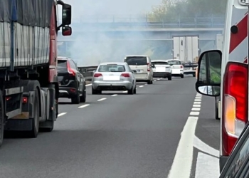 A1, in fiamme lo spartitraffico centrale dell’Autostrada