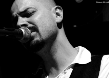 Gerardo Pozzi, l’equilibrista sul grissino, chiude la “La Fiumara- canzoni d’autore a manovella”