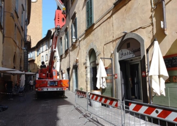Crolla cornicione dal tetto di un’abitazione su Corso Cavour, zona transennata
