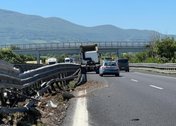Scoppia uno pneumatico, tir urta contro il guard rail centrale in Autostrada