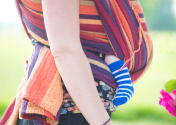 Tornano i preziosi momenti d’incontro dell’associazione “Piccoli Passi”: portare in fascia, allattamento e alimentazione complementare